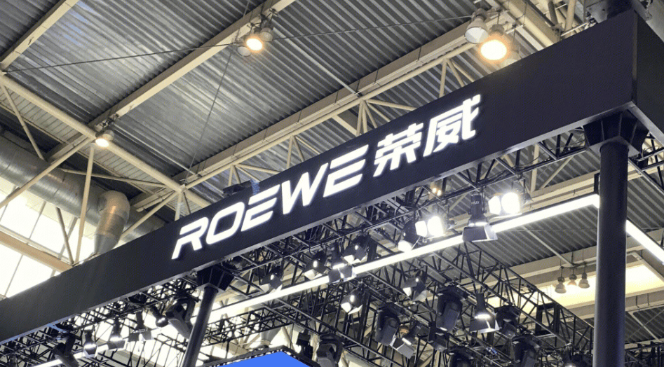 上汽荣威行驶途中起火自燃昔日“让灭火器失业”宣传成笑谈(图1)