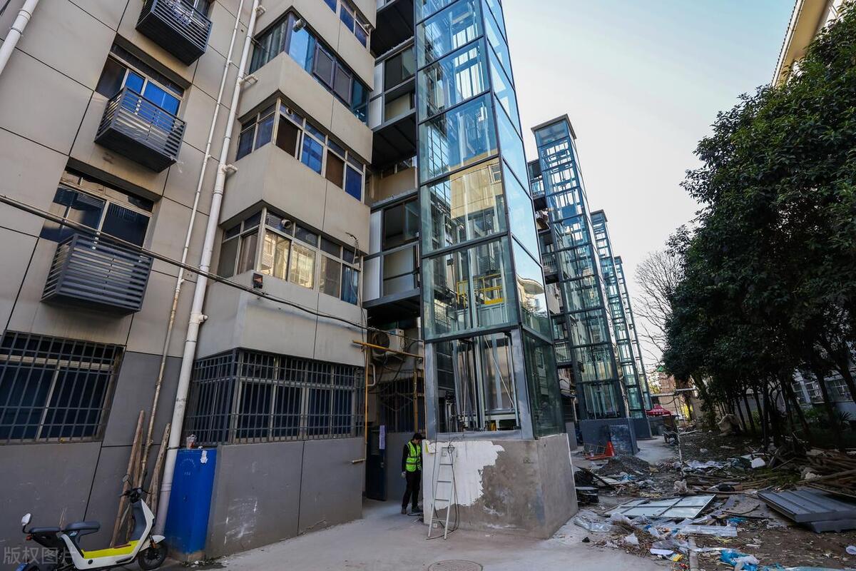 老旧小区加装电梯纳入国补 项目“启动难”痛点迎刃而解 业内：加剧行业竞争需探索“建养一体化”等新模式(图1)