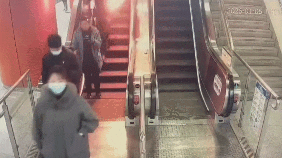 上海一地铁站内有人身上冒火冲下电梯：其携带的充电宝自燃为去年12月购买有3C认证事发时未使用(图1)