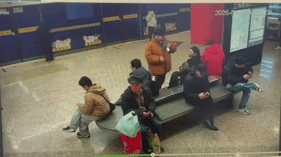 上海一地铁站内有人身上冒火冲下电梯：其携带的充电宝自燃为去年12月购买有3C认证事发时未使用(图2)