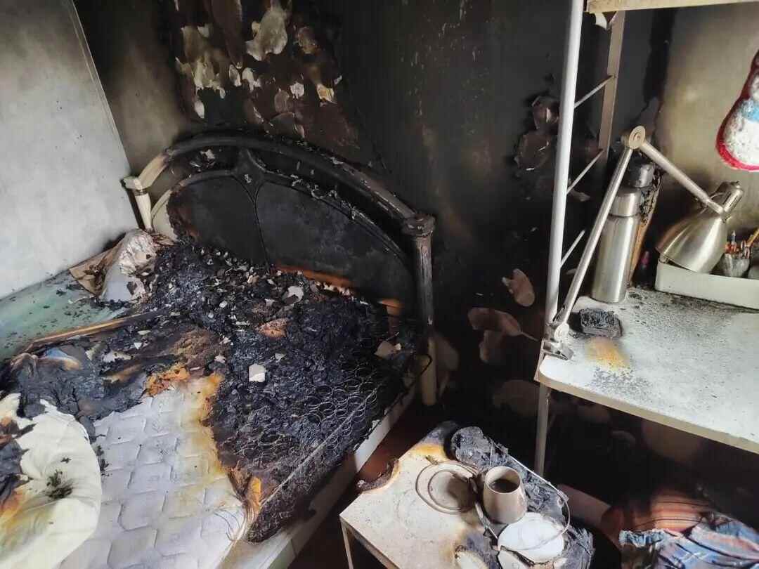 上海一地铁站内有人身上冒火冲下电梯：其携带的充电宝自燃为去年12月购买有3C认证事发时未使用(图4)