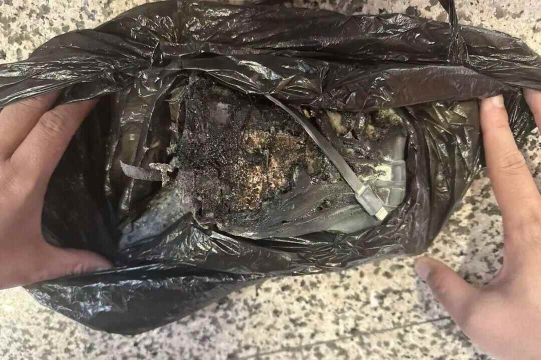 上海一地铁站内有人身上冒火冲下电梯：其携带的充电宝自燃为去年12月购买有3C认证事发时未使用(图3)