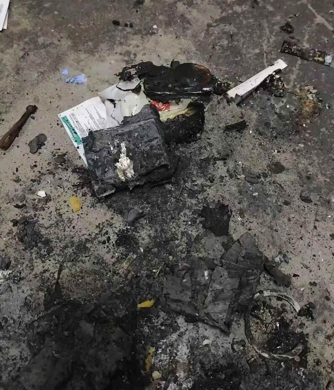 上海一地铁站内有人身上冒火冲下电梯：其携带的充电宝自燃为去年12月购买有3C认证事发时未使用(图5)