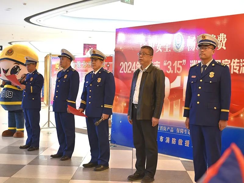 痛心！车辆坠江一家五口全部遇难！(图1)