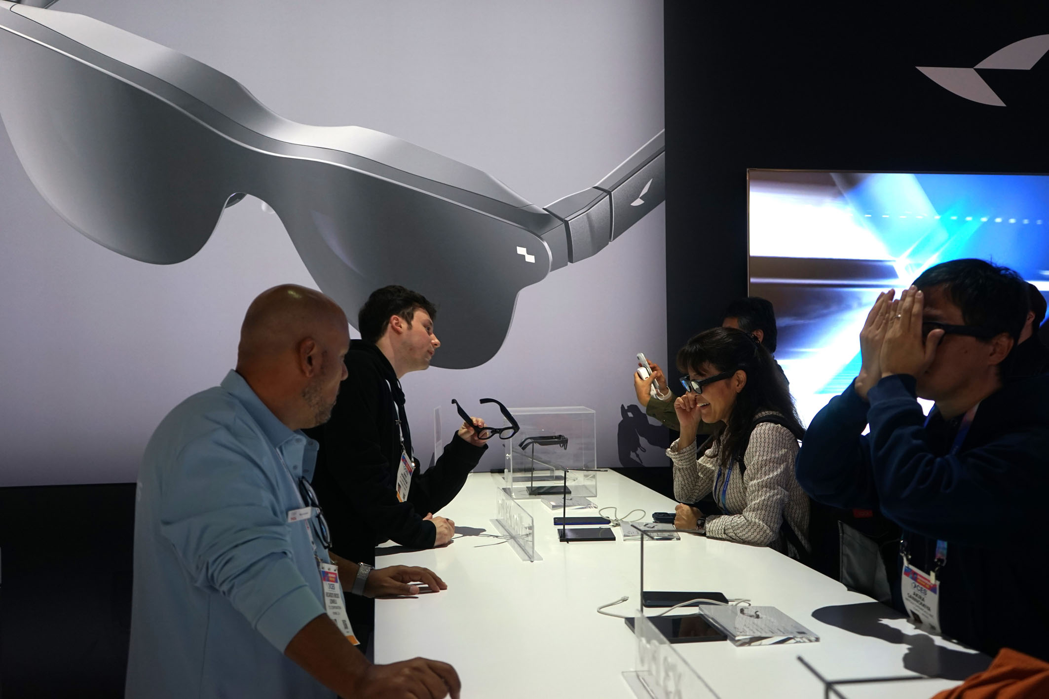 智能眼镜“热”撬动产业链升级(图1)