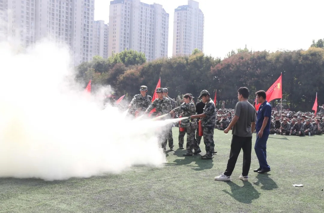 事发中山！深夜路边大树突然着火快递小哥出手了(图1)