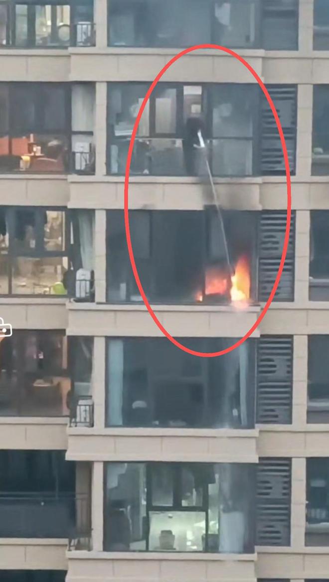 武汉休假公交司机勇扑21楼大火居民称赞“平民英雄”(图1)