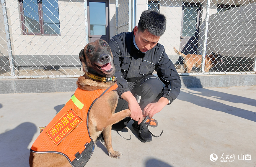 新春走基層丨消防員與“無言戰友”的日與夜(图4)