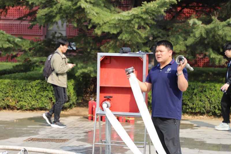 三、《1211、干粉、二氧化碳》手提式及推车式灭火器从出厂日起期满五年以后每隔二年必须对灭火器进行水压试验等检查。(图1)