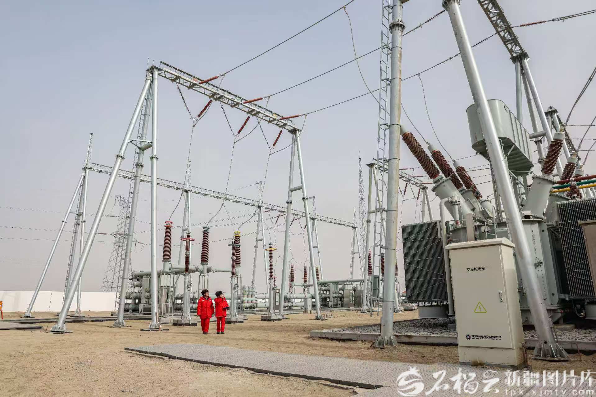 新春走基层丨22人坚守戈壁“蓝色海洋” 点亮绿色能源之光(图2)