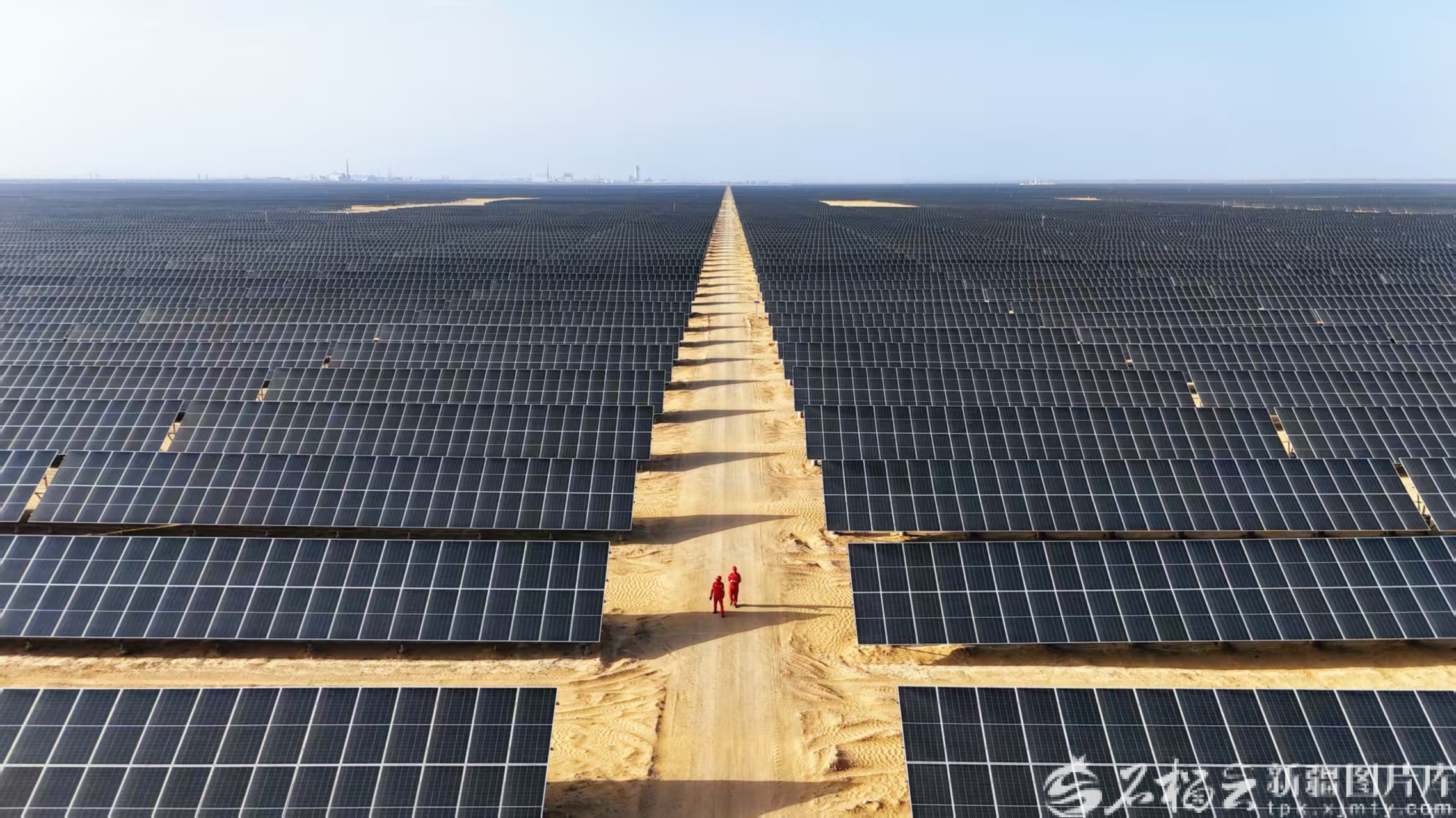 新春走基层丨22人坚守戈壁“蓝色海洋” 点亮绿色能源之光(图1)