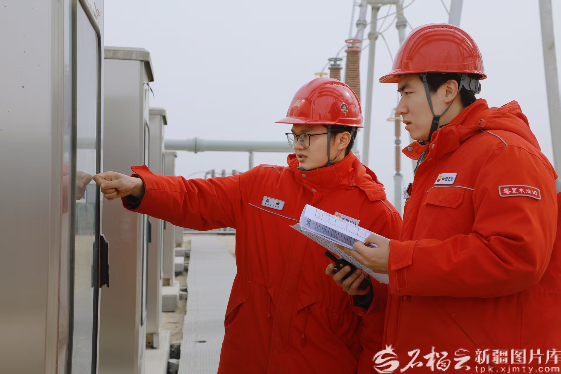 新春走基层丨22人坚守戈壁“蓝色海洋” 点亮绿色能源之光(图3)