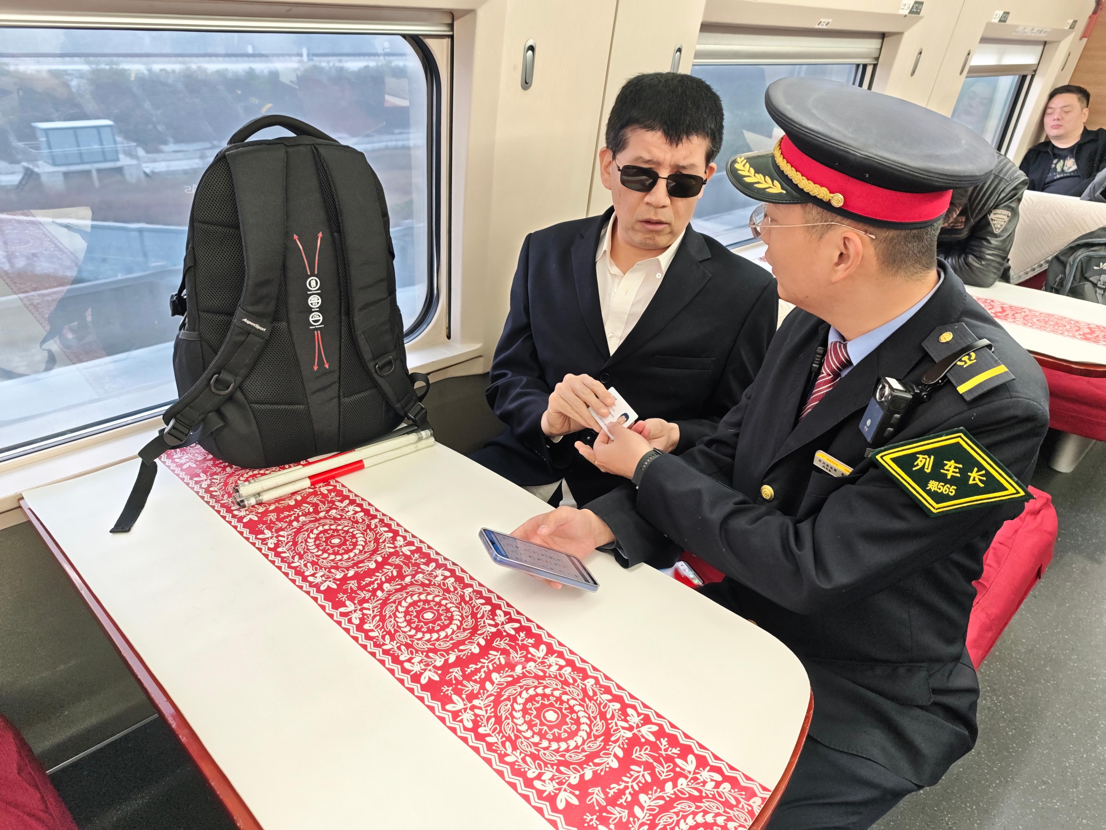 新春走基层｜在飞驰的列车上守护“回家路”(图2)