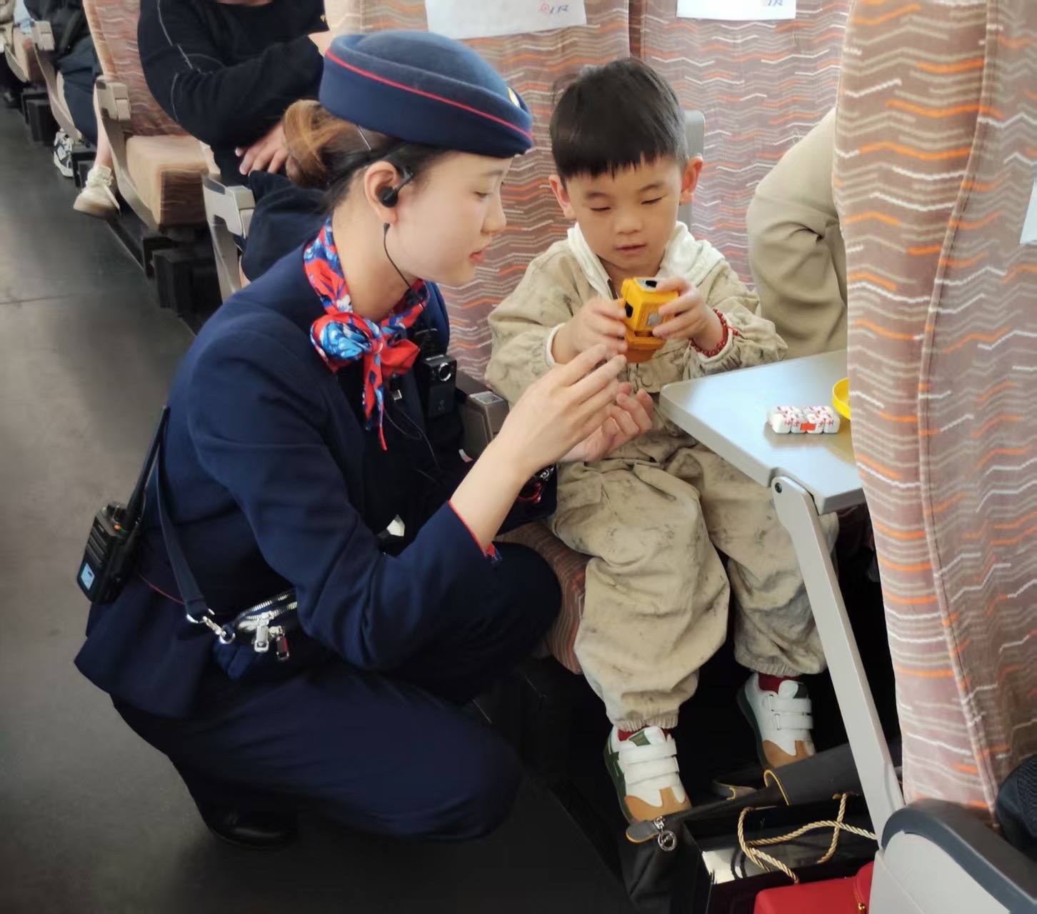 新春走基层｜在飞驰的列车上守护“回家路”(图3)