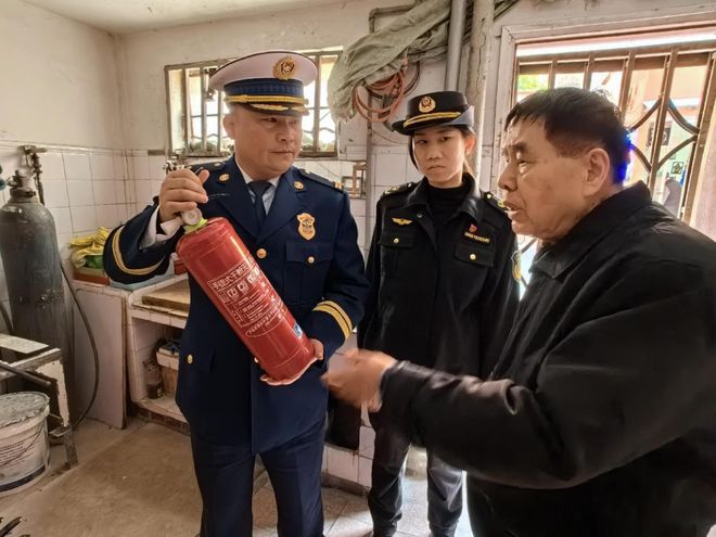 聚焦“3·15”｜6800余具伪劣灭火器流入市场警惕“救命器”变“夺命器”(图2)
