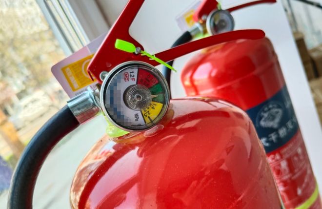 聚焦“3·15”｜6800余具伪劣灭火器流入市场警惕“救命器”变“夺命器”(图4)