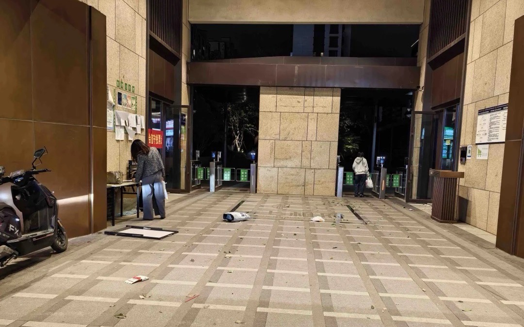 楼道无人打扫有小区物业撤场超6年：不赚钱就撤退的物企告别“有毒”的规模(图2)