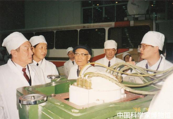 周总理向毛主席介绍：他就是我们放卫星的人丨中国航天日(图2)