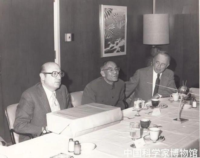 周总理向毛主席介绍：他就是我们放卫星的人丨中国航天日(图4)