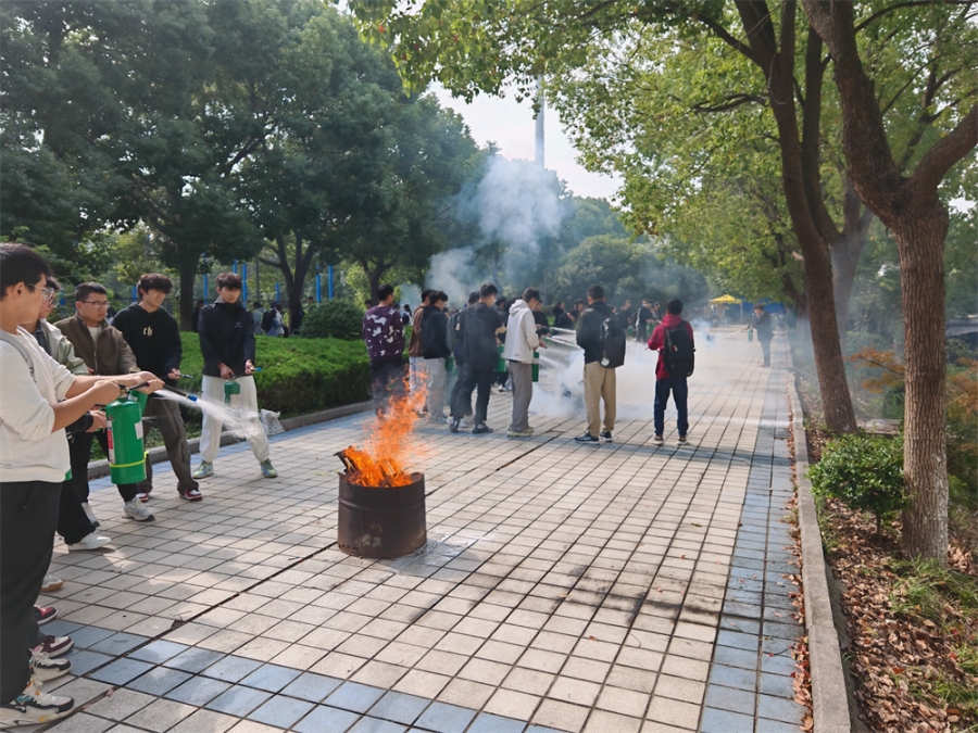 地铁无人看管行李走红点赞城市信任也要守护安全秩序(图1)