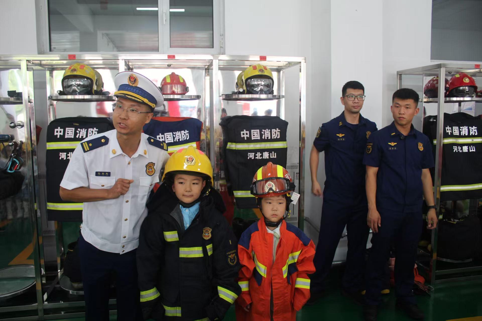 萌娃零距离探秘火焰蓝消防安全知识浸润童心(图2)