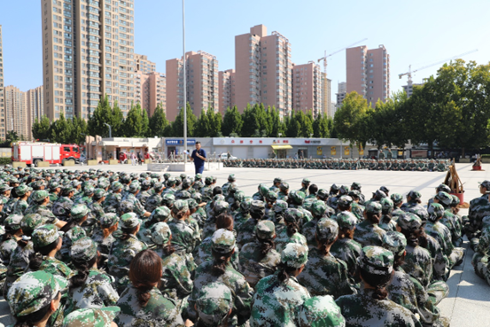 2024年9月消防技术服务机构对某建筑内配置的灭火器进行检查根据现行国家标准《消防设施通用规范》(GB55036)下列检查结果中达到报废年限的灭火器是（）。(图1)