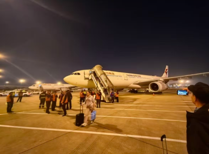 东航回应“MU5128航班起火”：旅客掉落到座椅缝隙中的手机受挤压冒烟起燃(图3)