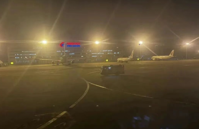 东航回应“MU5128航班起火”：旅客掉落到座椅缝隙中的手机受挤压冒烟起燃(图4)